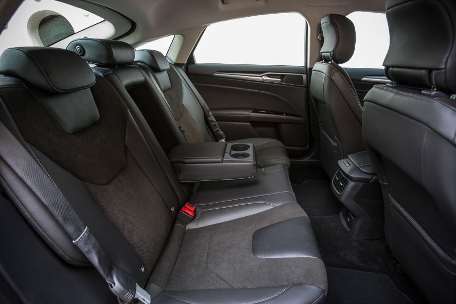 Интерьер Ford Mondeo Hatchback 2014 года  (фото 17 из 49)